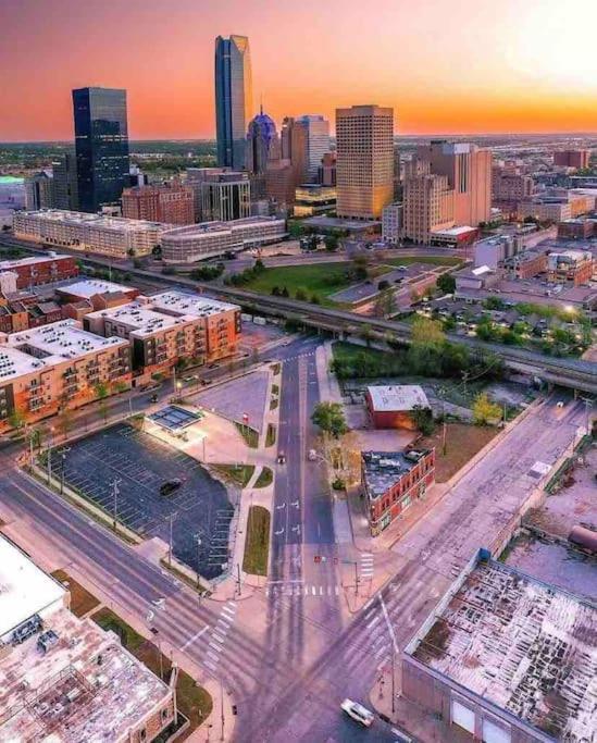 Downtown Luxury Apartment With Free Parking Space Oklahoma City Kültér fotó